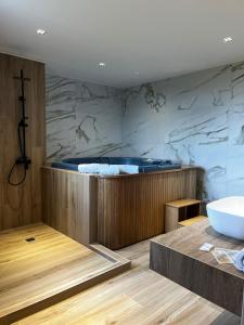 阿尔沃洛特雷耶斯兹瑞斯酒店的带浴缸和盥洗盆的浴室