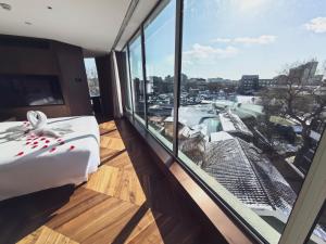 北京紫龙花园酒店的酒店客房设有一张床和一个大窗户