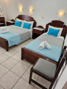 费拉莱塔酒店的一间设有两张床和椅子的房间