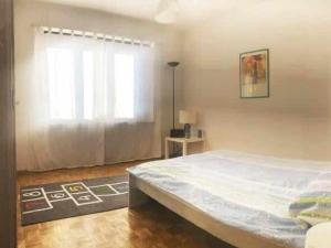 布里萨戈House1919 Via Valmara 14的一间卧室设有一张大床和一个窗户。