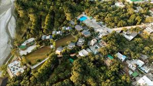 兰纳加voco Jim Corbett, an IHG Hotel的一组房屋和树木的空中景观