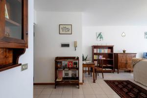 松德里奥Revo Apartments - Quadrifoglio的客厅配有沙发和桌子