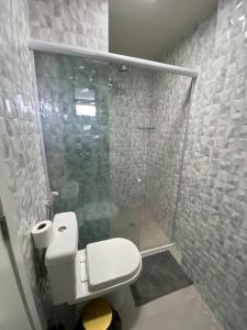 福塔莱萨Escala Landscape Beira Mar的一间带卫生间和玻璃淋浴间的浴室