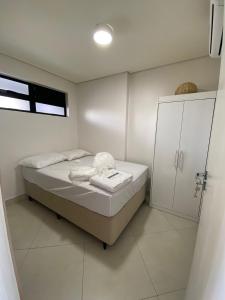 福塔莱萨Escala Landscape Beira Mar的一间带床和橱柜的小卧室