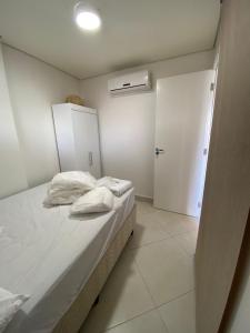 福塔莱萨Escala Landscape Beira Mar的卧室配有带白色床单的床和门。