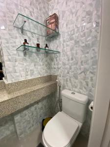 福塔莱萨Escala Landscape Beira Mar的一间带白色卫生间和一些架子的浴室