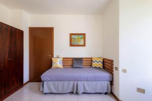 松德里奥Revo Apartments - Quadrifoglio的一间卧室配有一张带木制床头板的床
