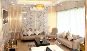沙迦Al BARAKAH HOTEL的客厅配有两张沙发和一张桌子