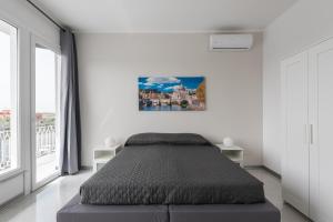 钱皮诺Travelershome Ciampino Airport GuestHouse的一间卧室设有一张床和一个大窗户