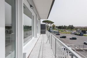 钱皮诺Travelershome Ciampino Airport GuestHouse的阳台享有停车场的景致。