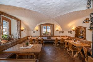 施伦斯Gasthof Löwen的用餐室配有木桌和椅子