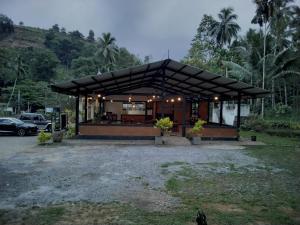 YatiyantotaMiridiya Resort的黑色屋顶的房子