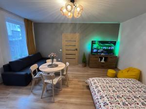 卡托维兹Hostel - Mini room Katowice的一间卧室配有一张床、一张桌子和一台电视。