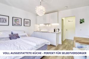 拜罗伊特Apt Wahnfried No2 - sehr zentrales, ruhiges Cityapartment mit Balkon, Küche, Duschbad & Parkplatz的一间卧室配有一张床和一个水槽