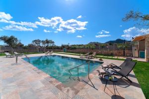 科林比亚Serenity Villas的庭院内带躺椅的游泳池