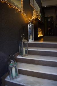 雅典雅典弥诺阿酒店的一组蜡烛坐在建筑的台阶上