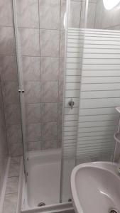 瓦茨纳苏加尔旅馆的带淋浴、浴缸和盥洗盆的浴室