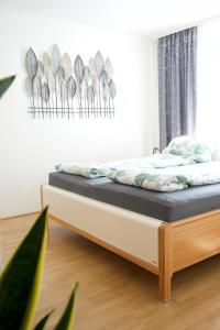 维也纳Modern Danube Apartment Vienna的一间卧室配有一张带木制床架的床