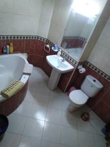 阿加迪尔Appartement agadir centre的带浴缸、卫生间和盥洗盆的浴室
