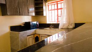 NarokLakewood city Resort的厨房配有台面和水槽