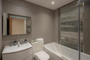 Charming One-Bedroom Retreat in Kingston KT2, London的一间浴室