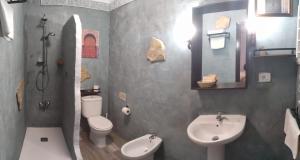 扎哈拉Hostal Rural Marques de Zahara的一间带水槽、卫生间和镜子的浴室