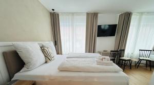 诺德代希Strandhuus Norddeich的一间卧室配有一张带白色床单的大床