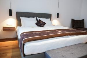 弗克拉布鲁克stadtwirt bruck的一间卧室配有一张带棕色毯子的大床