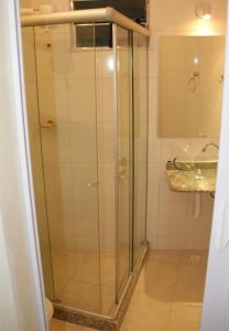 里约热内卢Hostel Vista do Mar的一个带水槽的玻璃淋浴间