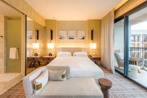 里约热内卢君悦里约热内卢酒店的酒店客房,设有两张床和一张沙发