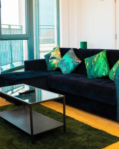 彻特西The Regency Suite - Modern 2-Bed 1-Bath Apartment的客厅配有带枕头的蓝色沙发