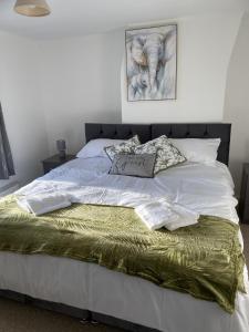 Charming 3 bedroom flint cottage客房内的一张或多张床位