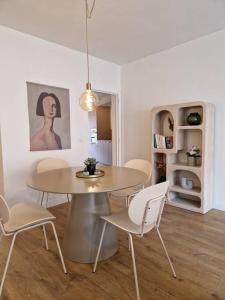 菲尔福尔德Gezellig appartement in Vilvoorde的一间带桌椅的用餐室