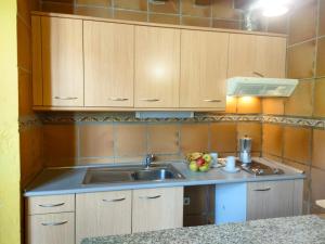 埃尔韦鲁埃科卡斯蒂略住宿酒店的厨房配有水槽和台面