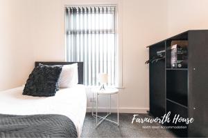 FarnworthFarnworth Contractor Accommodation的一间卧室设有一张床和一个窗口