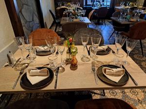 阿勒Au Coeur d'Alle的一张木桌,上面有眼镜和餐巾