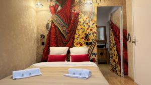鲁贝Little Japan的墙上壁画的房间里设有两张床