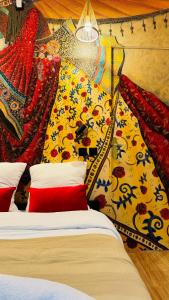 鲁贝Little Japan的一间卧室配有一张带彩色墙壁的床