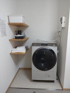 直岛町Naoshima Accommodation Menjuku Ura - Vacation STAY 25585v的角落里的洗衣机和烘干机