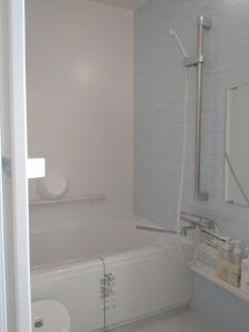 直岛町Naoshima Accommodation Menjuku Ura - Vacation STAY 25585v的带淋浴和盥洗盆的白色浴室