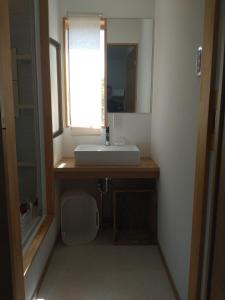 直岛町Naoshima Accommodation Menjuku Ura - Vacation STAY 25585v的一间带水槽和镜子的浴室