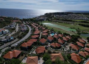 Blue BayBlue Bay Beach Villas & Apartments的近海度假胜地的空中景致