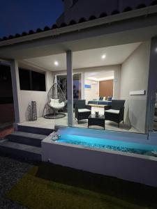 玛利亚Sea View Apts & Suites by Pachiplex的后院带游泳池的房子