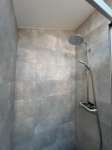 Varniškės IStripeikių Bitė的浴室内配有淋浴和头顶淋浴