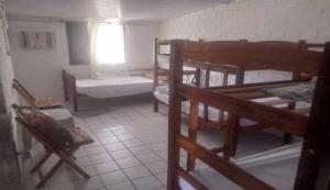 嘎林海斯港Hostel Casa Amarela的客房设有几张双层床和窗户。