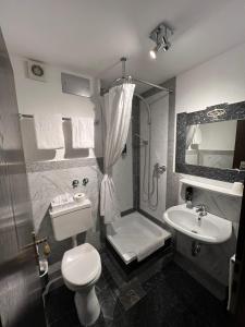 哈尔伯格摩斯Runa´s Hotel的浴室配有卫生间、盥洗盆和淋浴。