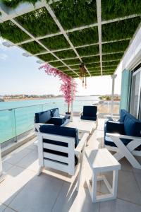 杜拉特阿拉尔Tiffany Beach的一个带桌椅的海景庭院