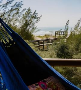 伊比拉奎拉Villa Sayuri的海滩景吊床