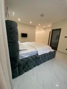 库马西Luxe Vista Villa的一间卧室配有一张大床和一堆毯子