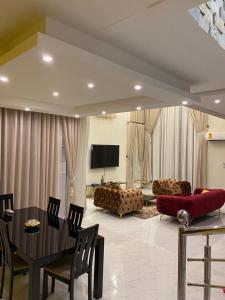 库马西Luxe Vista Villa的客厅配有桌子和沙发